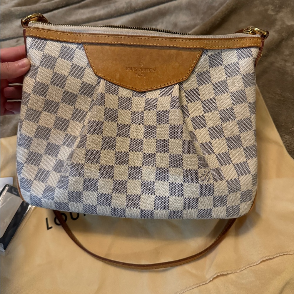 LOUIS VUITTON
STYLE: DAMIER AZUR SIRACUSA PM
YEAR: 2011